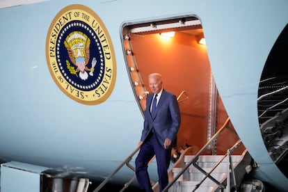 El presidente de Estados Unidos, Joe Biden, a su llegada este martes, 11 de abril, al aeropuerto internacional del Belfast.