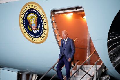 El presidente de Estados Unidos, Joe Biden, a su llegada este martes, 11 de abril, al aeropuerto internacional del Belfast.