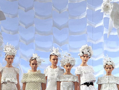 Modelos de alta costura de la colección de Karl Lagerfeld para Chanel.