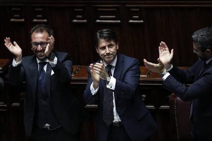 El nuevo primer ministro de Italia, Giuseppe Conte (c), y los ministros Riccardo Fraccaro (d) y Alfonso Bonafede (i) celebran los resultados tras la votación para el nuevo gobierno en el Congreso de los Diputados en Roma, Italia.
 
 De: ELPAIS. Opinion 
 