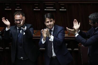 El nuevo primer ministro de Italia, Giuseppe Conte (c), y los ministros Riccardo Fraccaro (d) y Alfonso Bonafede (i) celebran los resultados tras la votación para el nuevo gobierno en el Congreso de los Diputados en Roma, Italia.
De: ELPAIS. Opinion