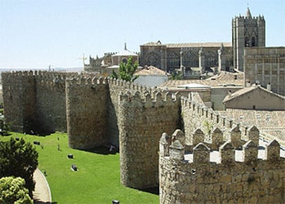 La muralla de Ávila cuenta con nueve puertas y rodea la ciudad histórica, declarada patrimonio de la humanidad por la Unesco en 1985. Al fondo, la catedral.

Interior de la catedral de Ávila, que acoge la muestra  Las Edades del Hombre.