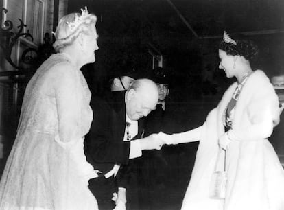 Sir Wiston Churchill y su esposa saludan a la reina Isabel II de Inglaterra en abril de 1955, tres años después de ser proclamada reina. Isabel y su esposo, Felipe de Edimburgo, habían acudido a una cena en la residencia del primer ministro, en el número 10 de Downing Street. Churchill renunciaría tres meses después.