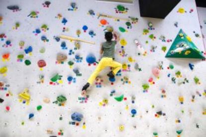 Un niño escalando en un rocódromo, en Tokio.