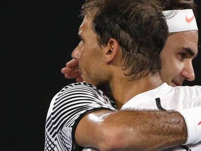 Nadal y Federer se abrazan este año tras la final del Open de Australia.