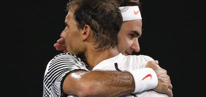 Nadal y Federer se abrazan este año tras la final del Open de Australia.