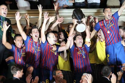 Los jugadores del Barcelona reciben la Supercopa de Europa.