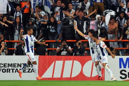 Franco Jara (i) festeja con Stefan Medina y Jonathan Urretaviscaya un gol contra Le&oacute;n. 