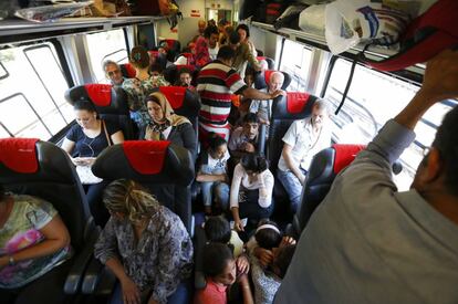 Refugiados sirios en el interior del tren que les llevará hacia Budapest (Hungría). Cada día, centenares de refugiados intentan conseguir billetes en la estación Keleti de Budapest para subirse a algún tren con destino a Occidente, en especial Alemania.