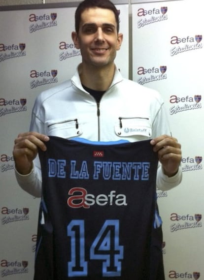 Rodrigo de la Fuente posa con su nueva camiseta.