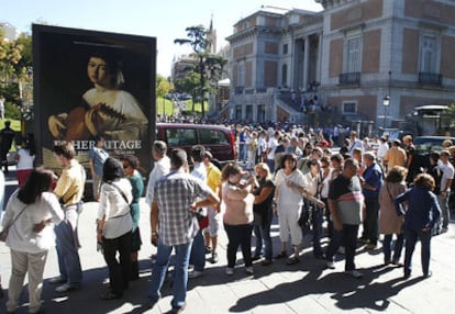 La cola para entrar en el Museo del Prado, justo antes de que abriera, a la una de la tarde de ayer.