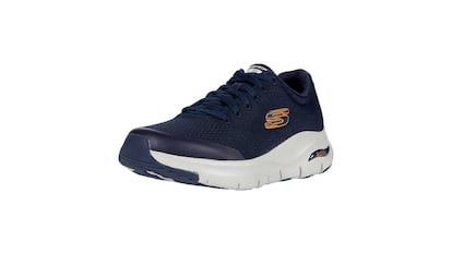 Zapatillas Skechers sobre fondo blanco.