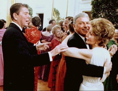 6 de febrero de 1982. Frank Sinatra bailando con Nancy Reagan, en presencia del presidente de los Estados Unidos, Ronald Reagan.