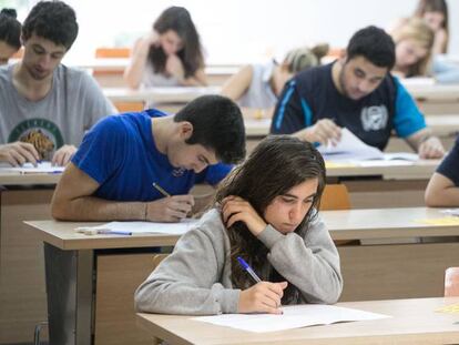 Alumnos de bachillerato se someten al examen de catal&aacute;n de selectividad en 2015.