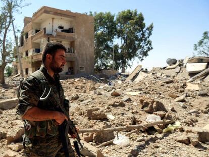 Un miliciano de las Fuerzas Democr&aacute;ticas Sirias, en el frente de Raqa.