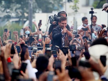 Messi saluda a aficionados tras firmar su contrato con el PSG, el jueves en la puerta del Parque de los Príncipes, en París.