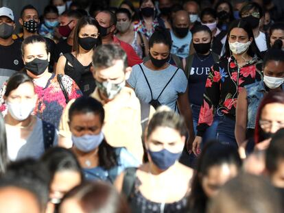 Una multitud camina por una estación de tren São Paulo, la ciudad más afectada por la pandemia de coronavirus en Brasil, en enero de este año.