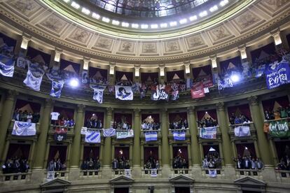 Diputados argentinos y asistentes al recinto celebran la aprobación definitiva del proyecto de ley de expropiación de la petrolera YPF al grupo español Repsol, despliegan pancartas en el hemiciclo de la Cámara de Diputados de Argentina en Buenos Aires.