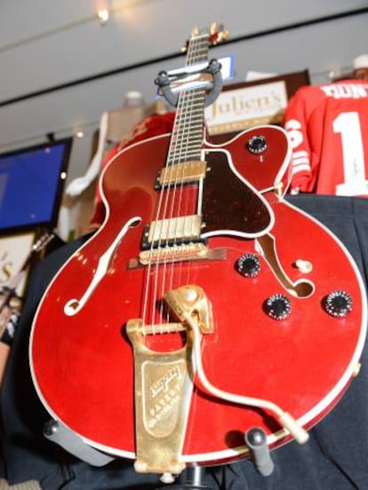 Una guitarra Gibson que perteneció a David Bowie, en una imagen de 2012.