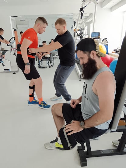 Pavlo Romanovskii, de 34 años, hacía ejercicios este viernes con su pierna derecha en el gimnasio del Centro Superhombres de Vinniki, en el oeste de Ucrania.