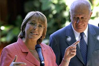 Michelle Bachelet, acompañada del presidente saliente, Ricardo Lagos, habla con los periodistas.