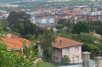 Abajo a la derecha, la casa donde se han producido los hechos en la zona rural de Oviedo.
