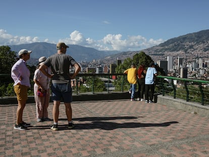 Un grupo de turistas en el Cerro Nutibara, en Medellín, el 4 de mayo de 2023.