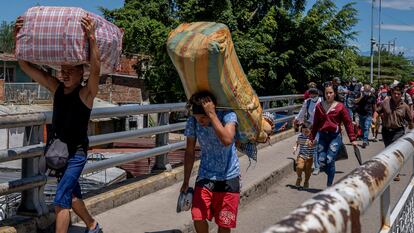 Tránsito de migrantes en el puente Simón Bolívar, entre Colombia y Venezuela, este mes.