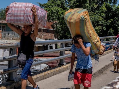 Tránsito de migrantes en el puente Simón Bolívar, entre Colombia y Venezuela, este mes.