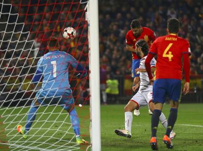 Vitolo marca de cabeza el segundo gol de Espa&ntilde;a.