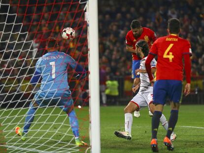 Vitolo marca de cabeza el segundo gol de Espa&ntilde;a.