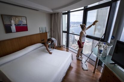 Dos trabajadoras realizan tareas de limpieza, en un hotel de Benidorm.