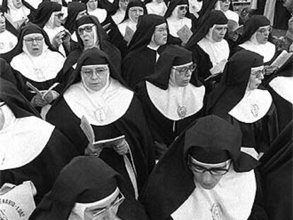 Monjas escuchan a Juan Pablo II en Ávila en 1982, año en el que ya se observa un descenso de vocaciones.