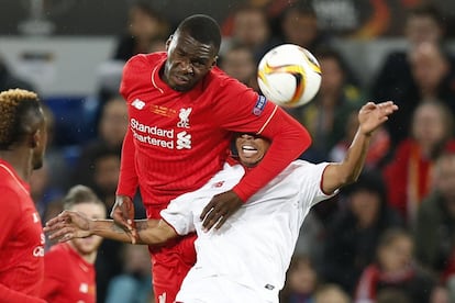 Christian Benteke y Mariano Ferreira durante la final de la Liga de Europa de fútbol entre el Liverpool y el Sevilla.