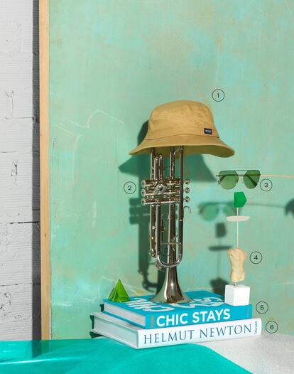 <b><p>Escapar de la rutina</b></p>1. Sombrero estilo Bucket Hat de Woolrich (60 euros). 2. Trompeta de latón plateado de Amazon (99,99 euros). 3. Gafas de sol con montura metálica de Polaroid (65 euros). 4. Figura de porcelana de Guáimaro (50 euros). 5. Libro Chic Stays (a la venta en Ancla de Mar; 85 euros). 6. Libro de Helmut Newton (92,34 euros).