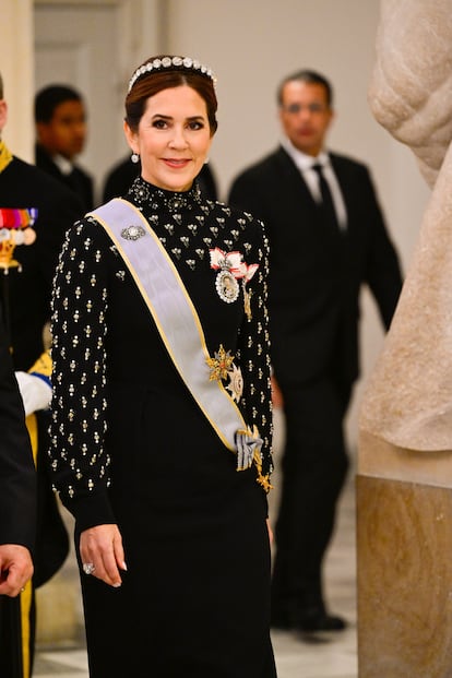 La reina Mary de Dinamarca durante una cena de Estado celebrada en el palacio de Christiansborg, en Copenhague, el 6 de diciembre de 2024. 