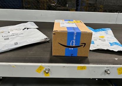 Paquetes de Amazon en un centro logístico de Melville (Nueva York), en una imagen de archivo. 