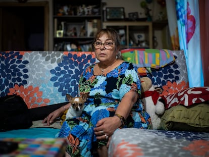 Amparo Espino, de 67 años, en el piso donde vive en Vallecas.