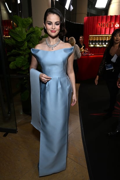 Selena Gomez, quien no ganó el galardón a mejor actriz de reparto por 'Emilia Pérez', no desfiló por la alfombra roja pero se la pudo ver en el espacio Möet Chandon ubicado en el interior del hotel Beverly Hilton. Lucía un escultural vestido de raso azul turquesa de Prada.