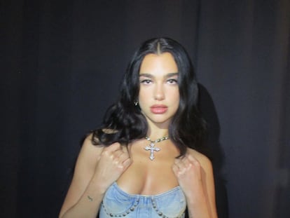 Dua Lipa compartió su estilismo en su cuenta de Instagram.