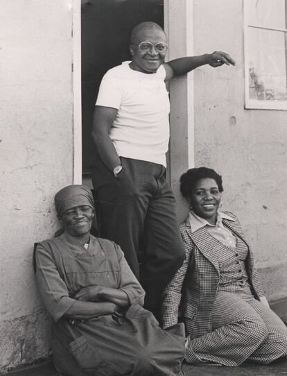 Desmond Tutu, con su suegra, Johanna Shenxane (a la izquierda) y su esposa, Leah Tutu, en el municipio de Kagiso (Sudáfrica), en la décado de los años 70.