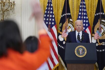 El presidente Joe Biden habla durante una conferencia de prensa en el Salón Este de la Casa Blanca, el 25 de marzo.
