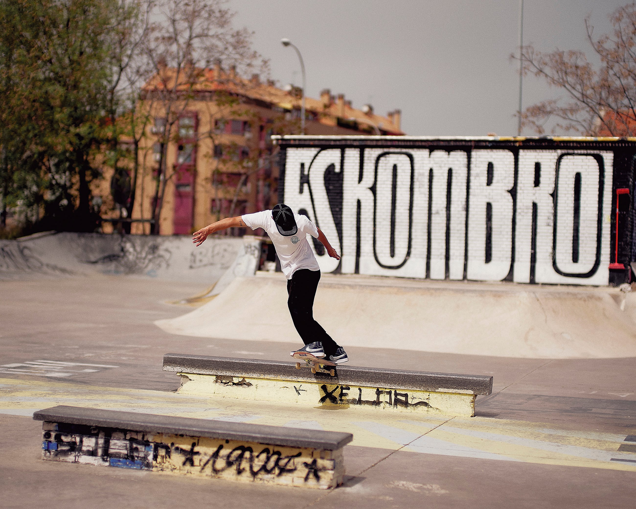 El patinador Marco Rivera surfeando el bordillo perfecto.