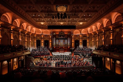El imponente aspecto que presentaba el escenario del Real Concertgebouw de Ámsterdam para la interpretación de la Octava Sinfonía de Mahler el pasado viernes.
