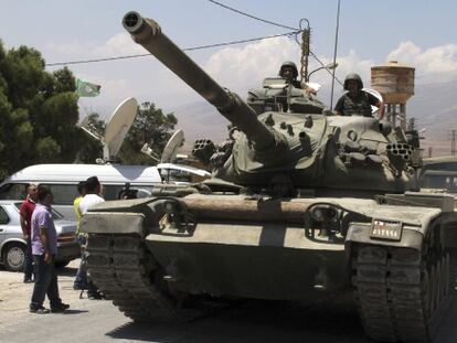 Un tanque liban&eacute;s llega a la ciudad libanesa de Arsal, cerca de la frontera con Siria, el 5 de agosto