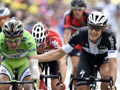 Trentin da una palmada a Sagan tras cruzar la meta este viernes en Nancy.