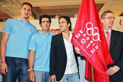 Alberto Ruiz-Gallardón junto a Gasol, Indurain y Raúl, en la rueda de prensa de la candidatura de Madrid 2012 en Singapur.