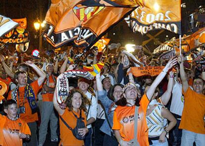 Aficionados del Valencia celebran el título en la plaza del Ayuntamiento.