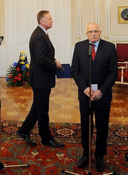 Mirek Topolanek (de perfil) y Václav Klaus, ayer en el castillo de Praga.