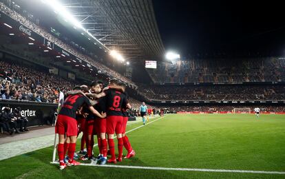 Los jugadores del Atlético de Madrid celebran un gol ante la afición del Valencia en Mestalla.